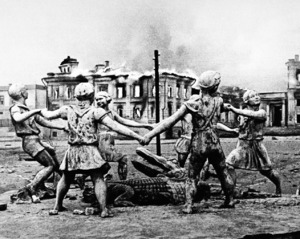 Фонтан «Детский хоровод» на вокзальной площади Сталинграда после налета фашистской авиации Фотограф Э. Евзерихин